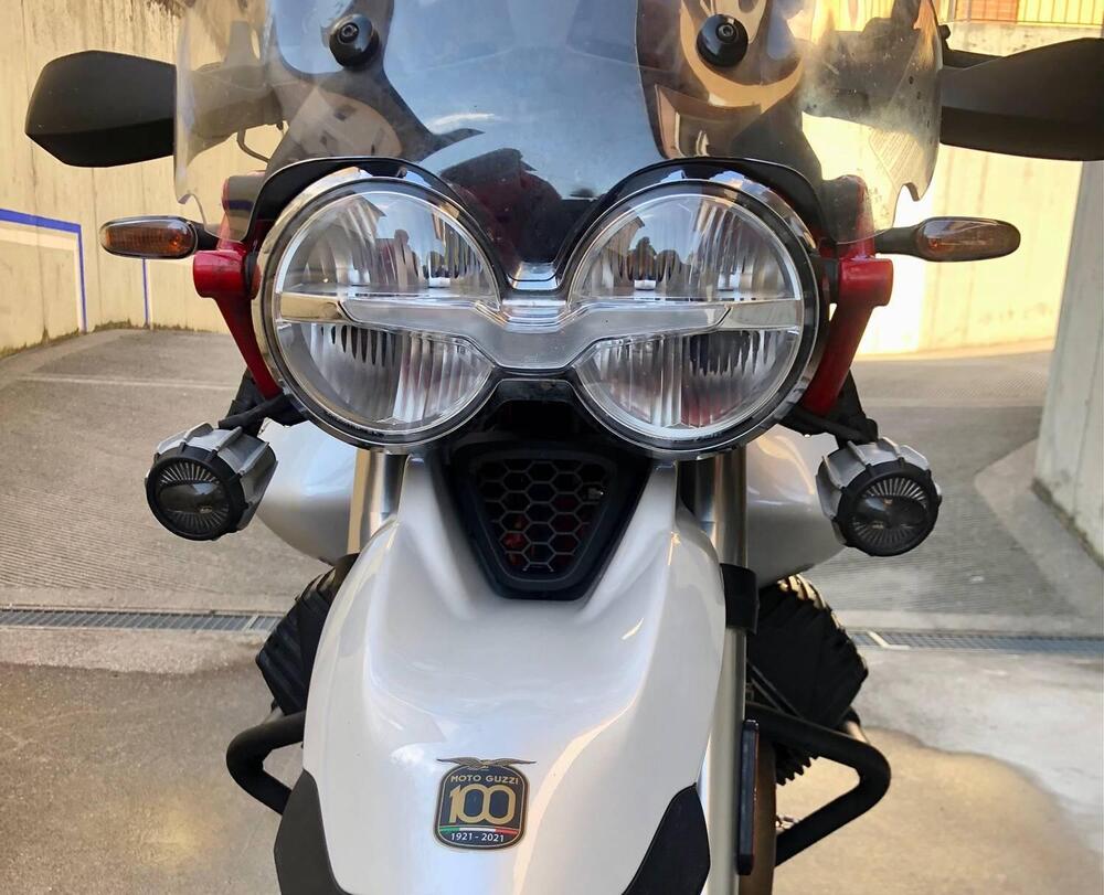 Moto Guzzi V85 TT Evocative Graphics (2021 - 23) (6)