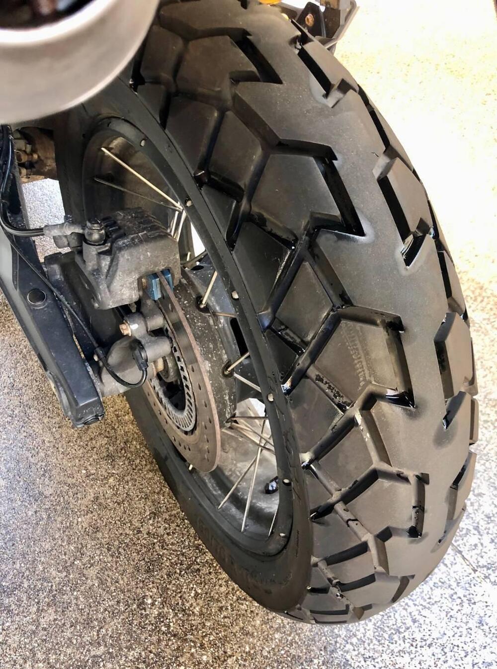 Moto Guzzi V85 TT Evocative Graphics (2021 - 23) (7)