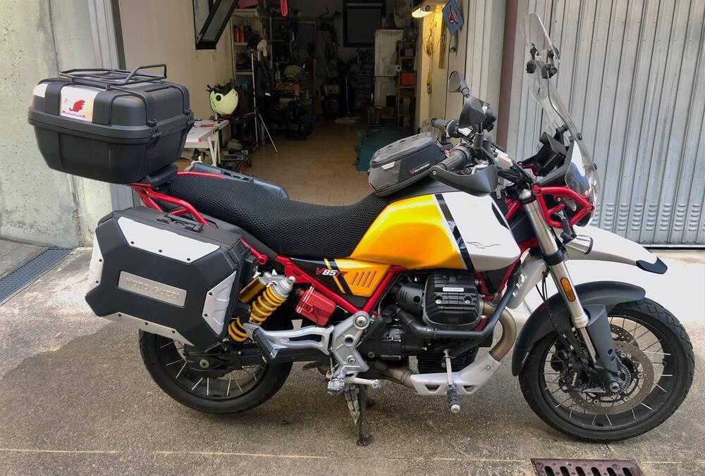 Moto Guzzi V85 TT Evocative Graphics (2021 - 23) (10)