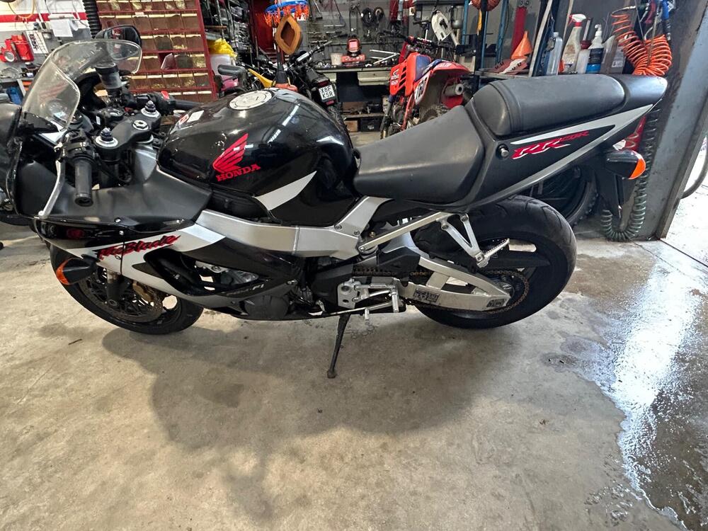 Honda CBR 900 RR Fireblade (2000 - 01) (6)