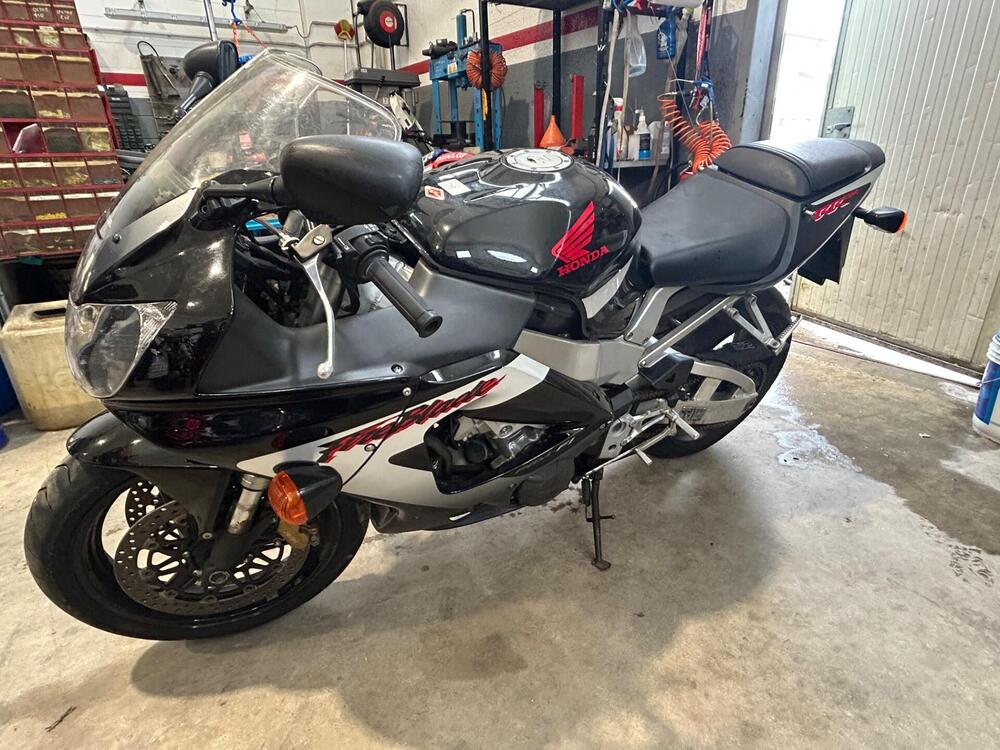 Honda CBR 900 RR Fireblade (2000 - 01) (7)