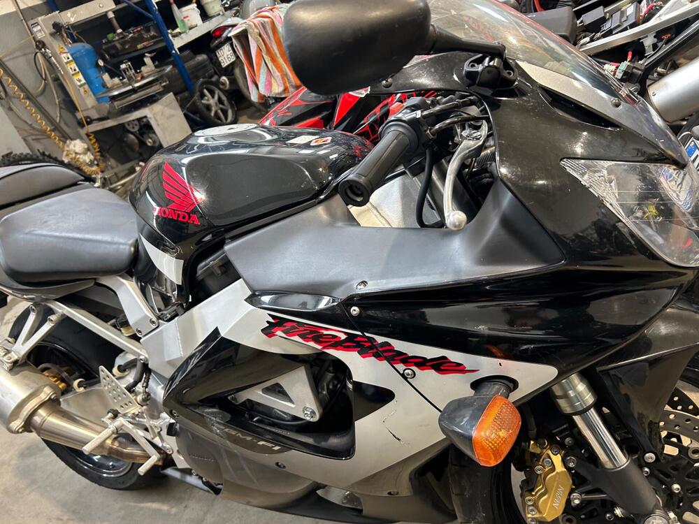 Honda CBR 900 RR Fireblade (2000 - 01) (8)