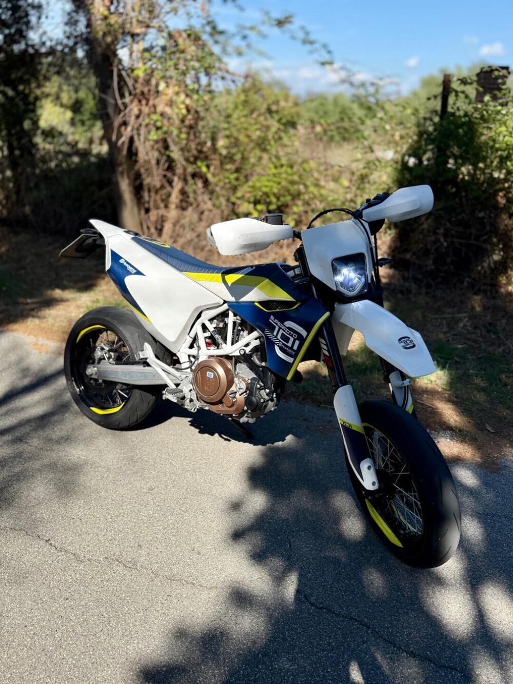 Husqvarna 701 Supermoto (2016)