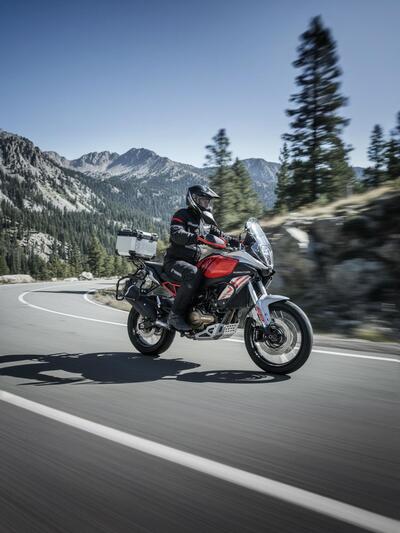 QJMotor: Promo Adventure per la SRT 600 SX, ora a 4.990 euro con top case incluso