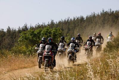 Honda e l'off-road per tutti! Al via i nuovi tour Adventure Roads in sella alla Transalp E-Clutch