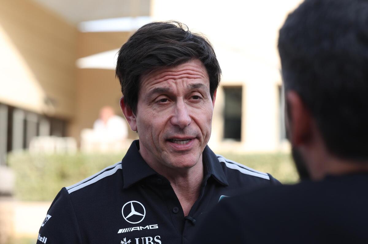 F1 2026. Mercedes nel mirino, Wolff attacca: “Motore e benzina illegali? Totale cazzata. Ora si inventano che sono negli Epstein Files?”