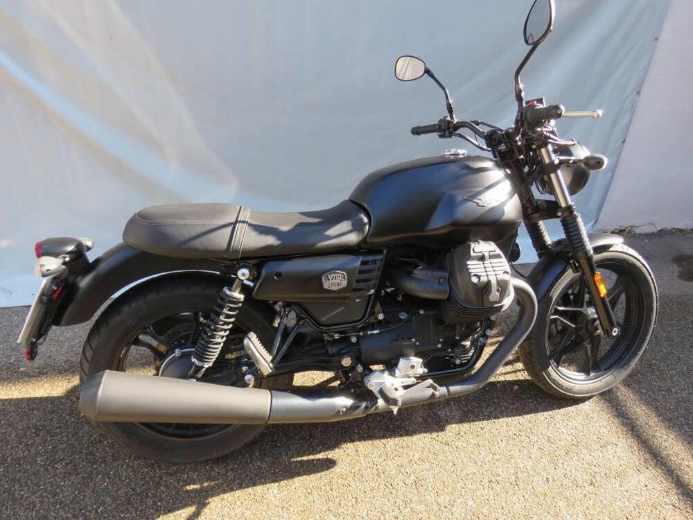 Moto Guzzi V7 III Stone Night Pack (2019 - 20) (3)