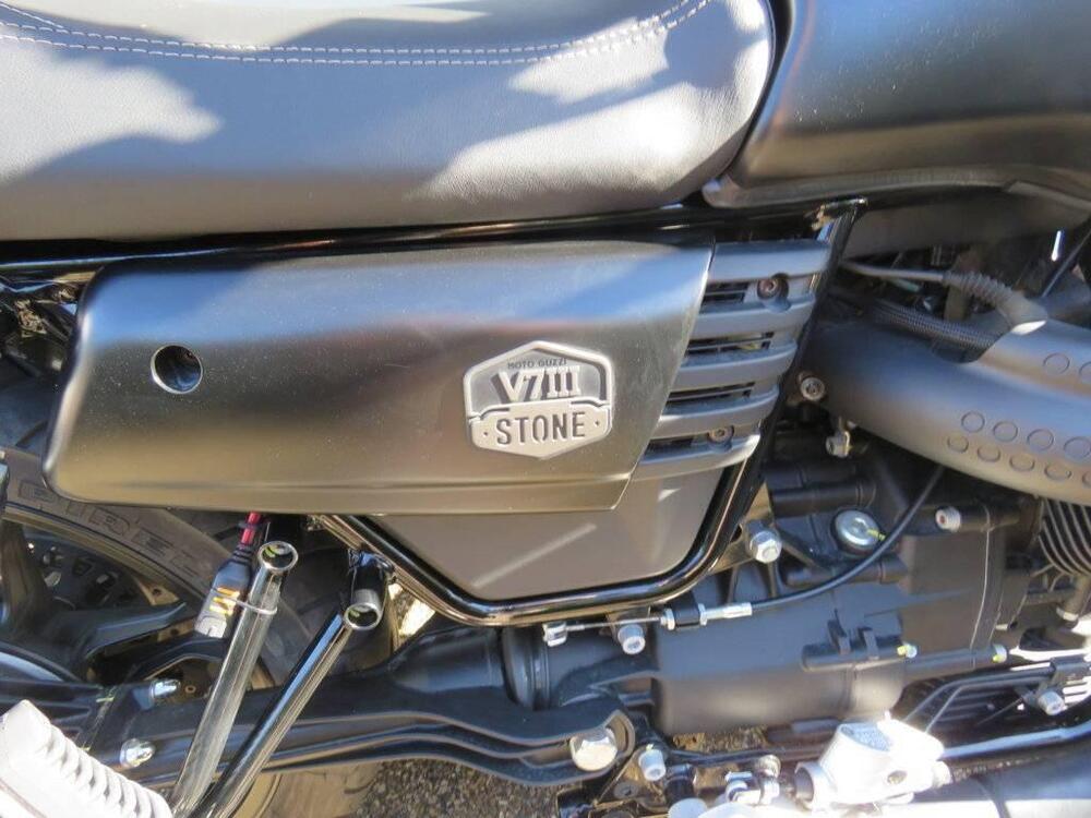 Moto Guzzi V7 III Stone Night Pack (2019 - 20) (9)