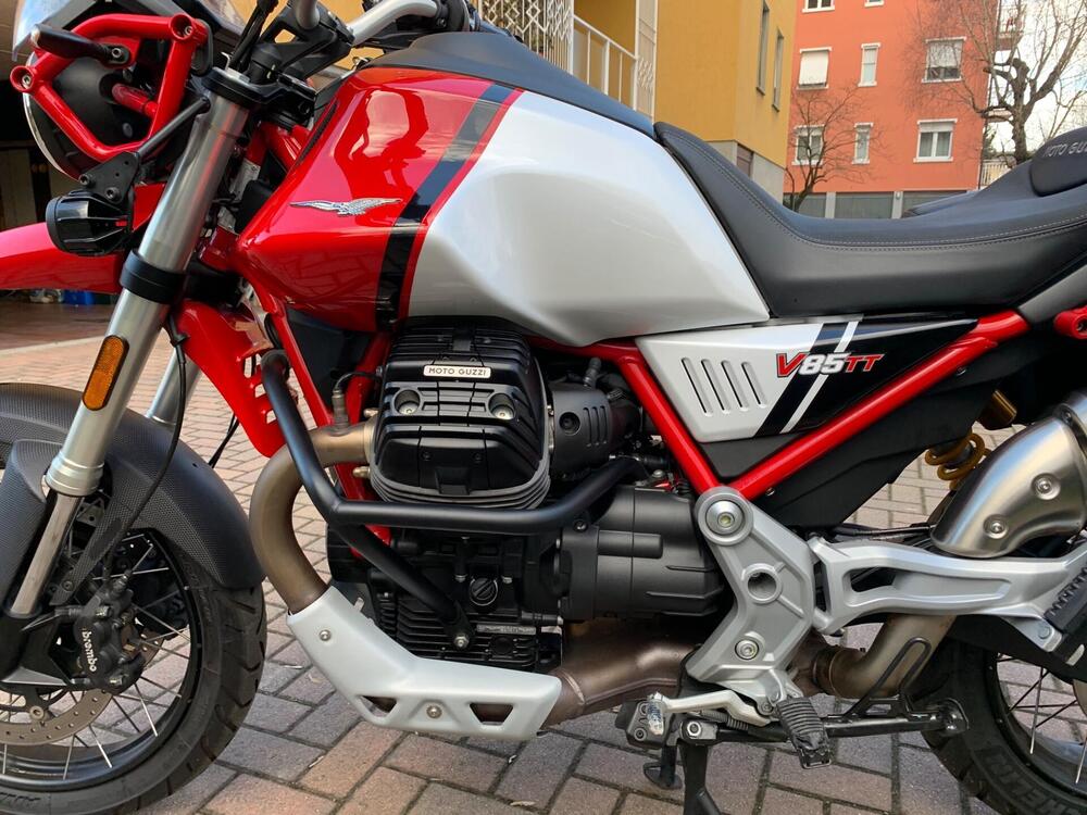 Moto Guzzi V85 TT Evocative Graphics (2021 - 23) (2)