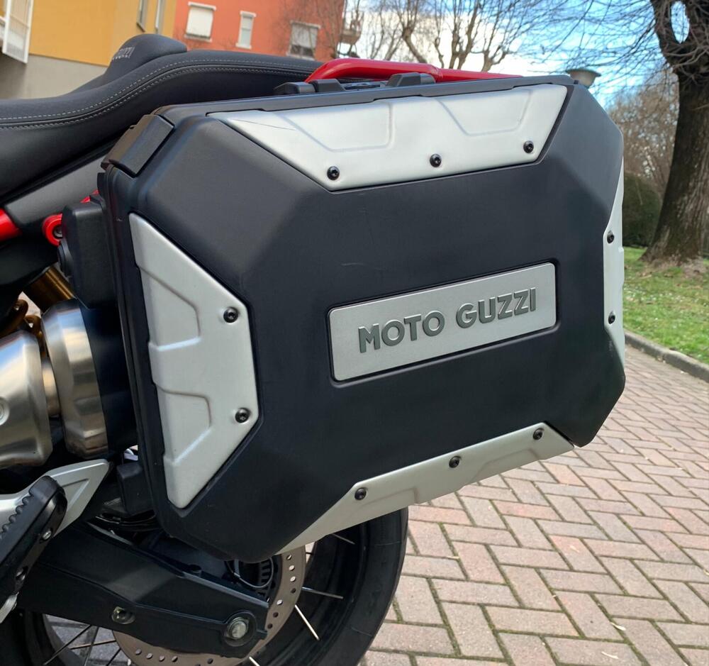 Moto Guzzi V85 TT Evocative Graphics (2021 - 23) (4)