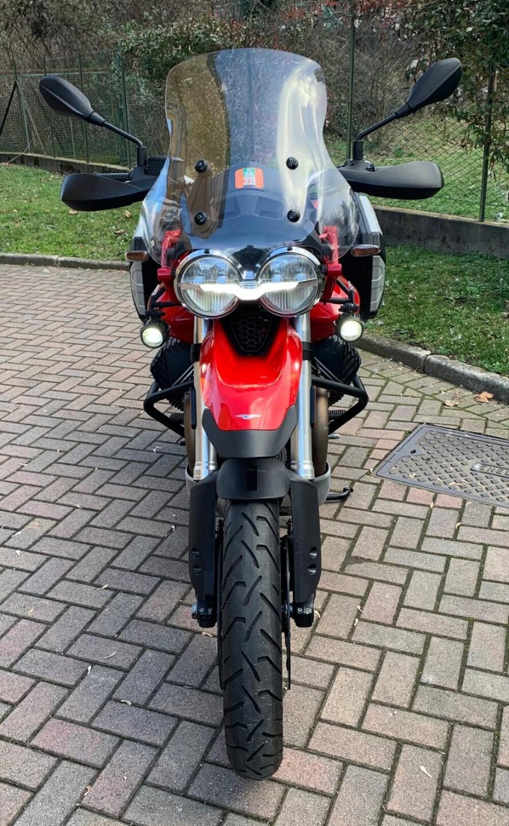 Moto Guzzi V85 TT Evocative Graphics (2021 - 23) (3)