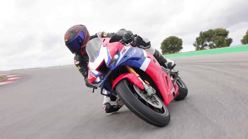 Comprano la moto con lo scopo di fregare l&rsquo;assicurazione, ma finisce male