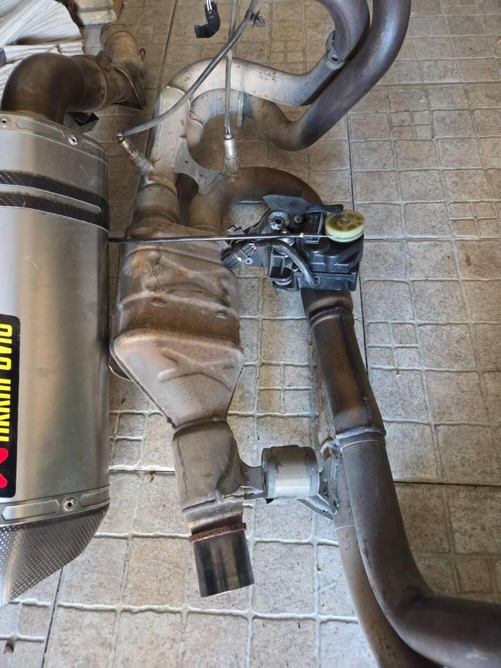 Vendo bellissima marmitta Akrapovic usata sul VFR (3)