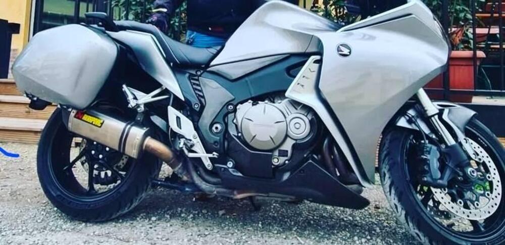 Vendo bellissima marmitta Akrapovic usata sul VFR (6)