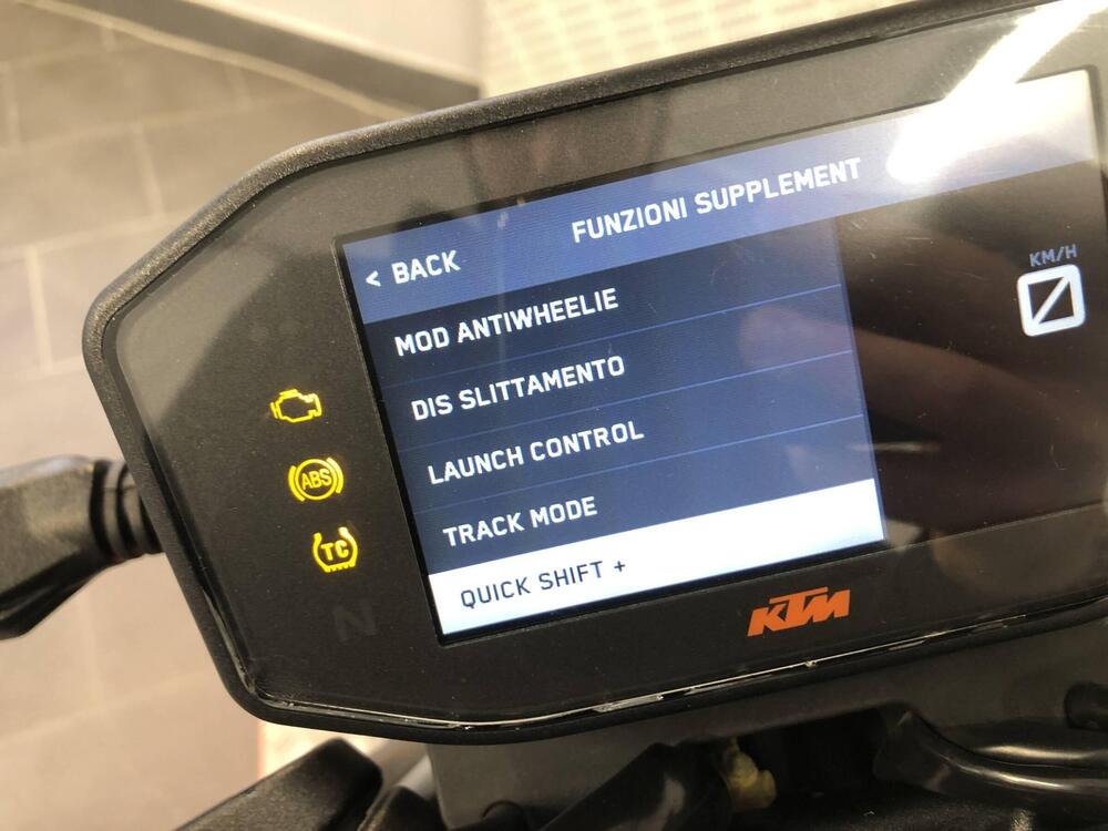 KTM 890 Duke R (2020) (11)