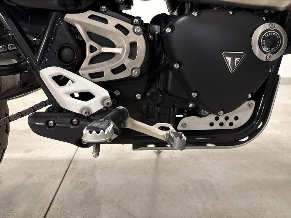 Triumph Scrambler 1200 XE Gold Line Edition (2021 - 22) (12)