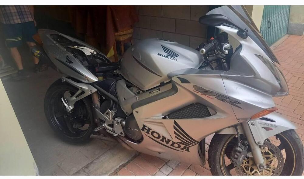 Honda VFR 800 ABS (2002 - 06) (2)