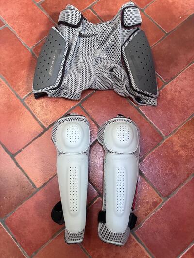 DAINESE PROTEZIONI PER GAMBE E COCCIGE, MOTO, BICI