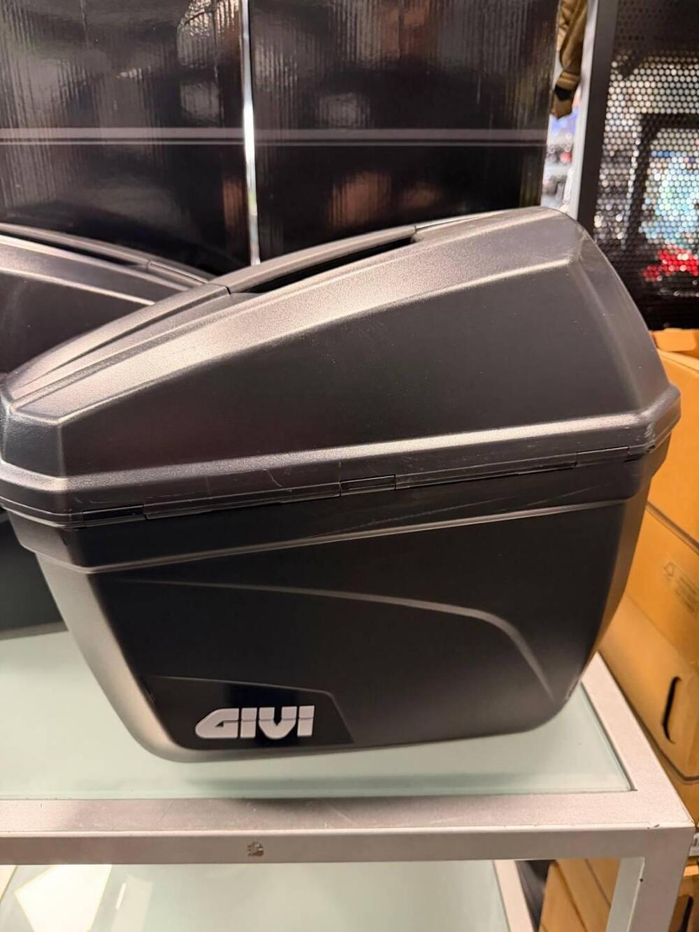 VALIGIE LATERALI GIVI E22N (2)