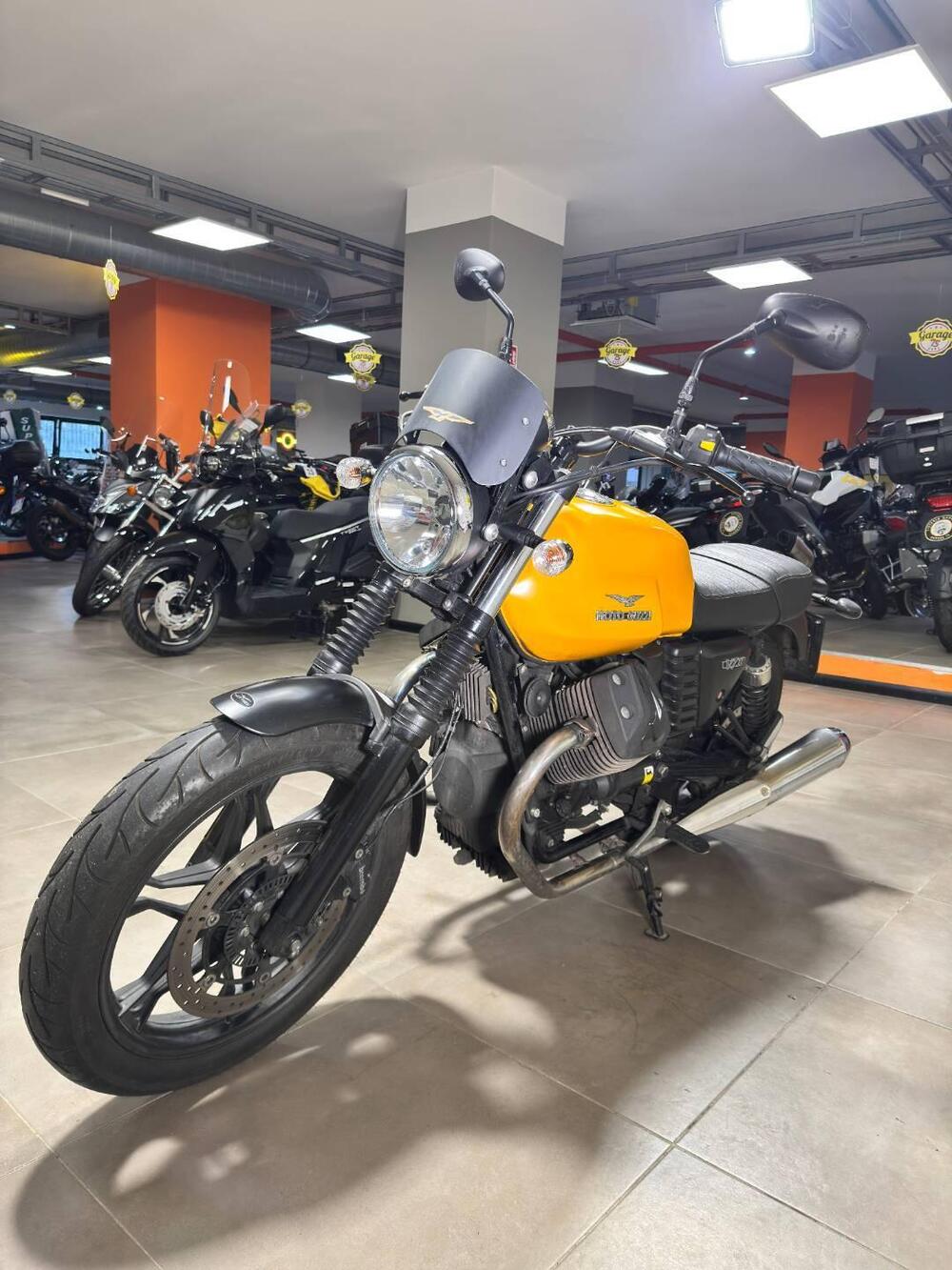 Moto Guzzi V7 II Stone (2015 - 17) (3)