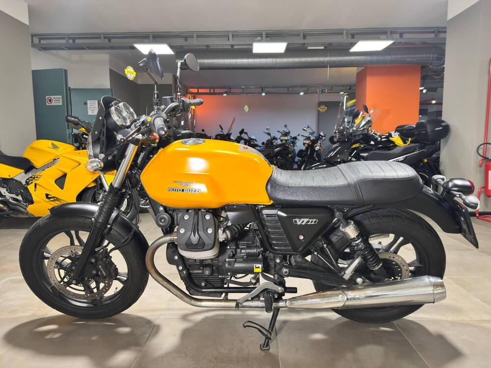 Moto Guzzi V7 II Stone (2015 - 17) (4)