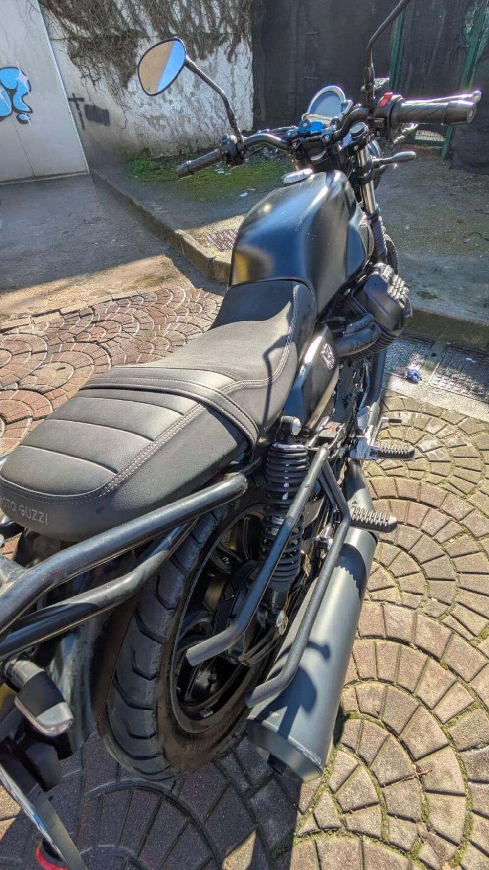 Moto Guzzi V7 Stone (2021 - 24) (2)