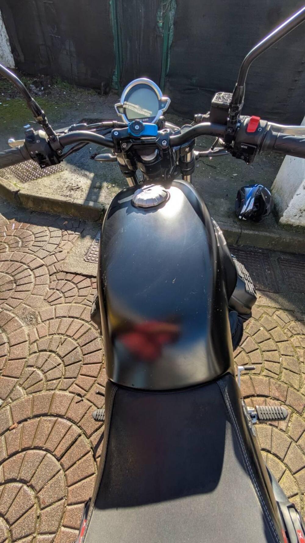 Moto Guzzi V7 Stone (2021 - 24) (4)