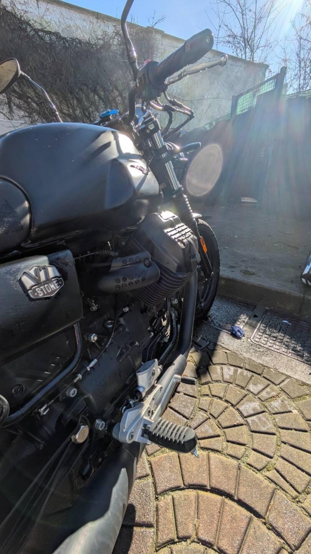 Moto Guzzi V7 Stone (2021 - 24) (9)