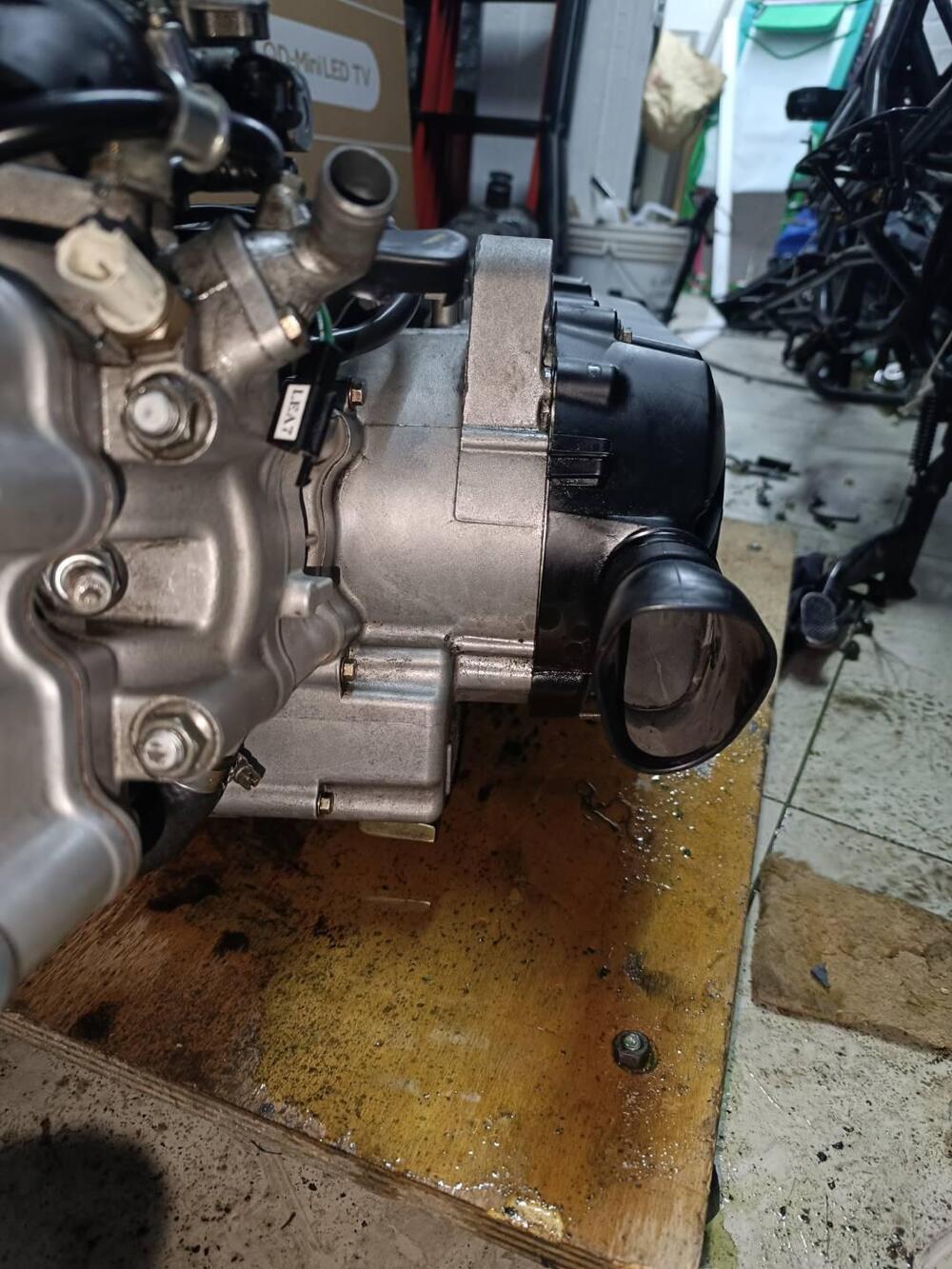 Motore kimko downtown 300i anno 2013 Kymco (2)