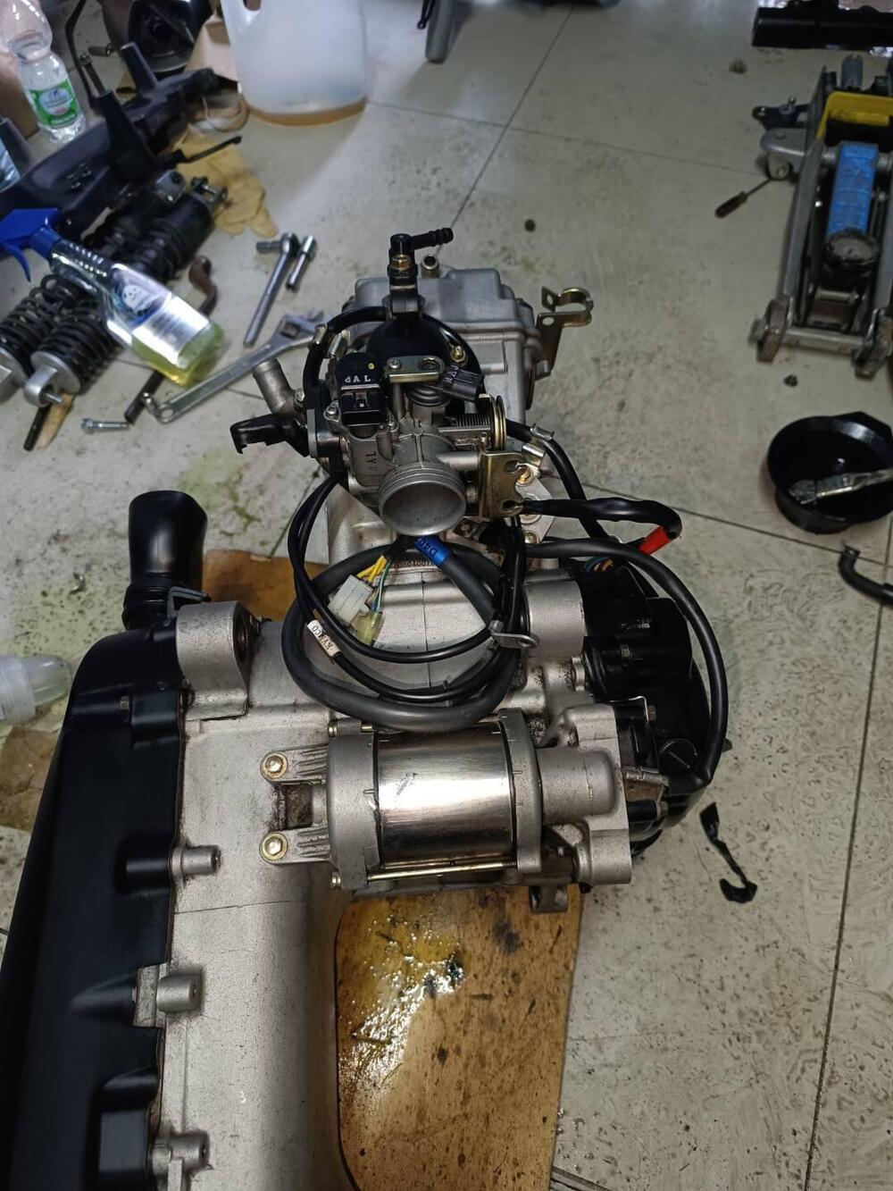 Motore kimko downtown 300i anno 2013 Kymco (6)