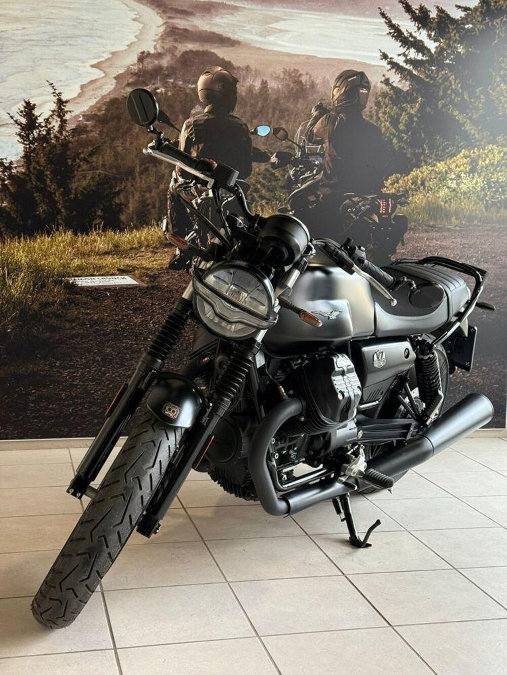 Moto Guzzi V7 Stone (2021 - 24) (3)