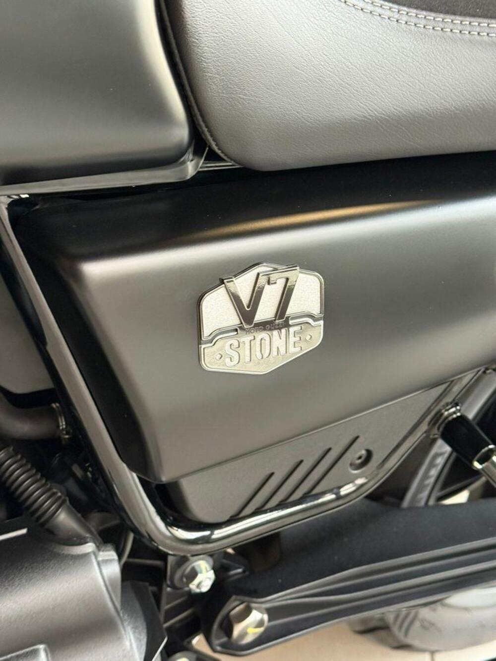 Moto Guzzi V7 Stone (2021 - 24) (4)