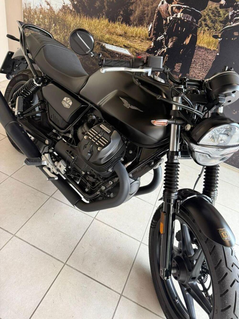 Moto Guzzi V7 Stone (2021 - 24) (2)