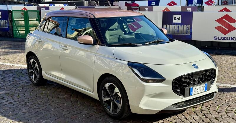 Suzuki Swift Sakura: la serie speciale ispirata al fiore di ciliegio debutta al Festival di Sanremo. Da 21.950 euro