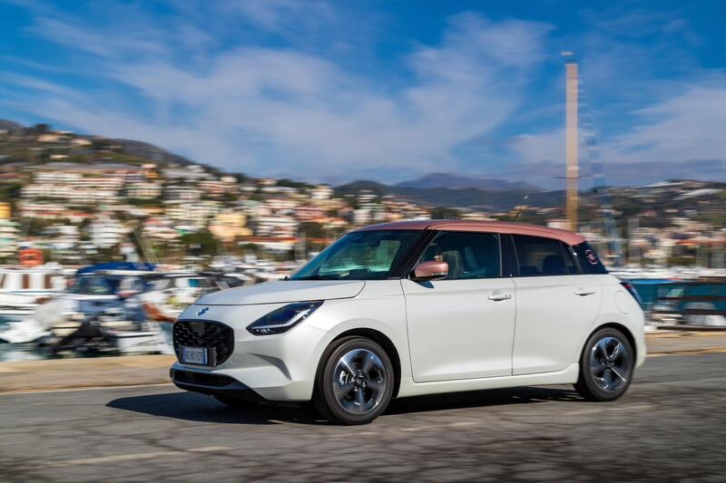 Suzuki Swift Hybrid serie speciale Sakura vista laterale