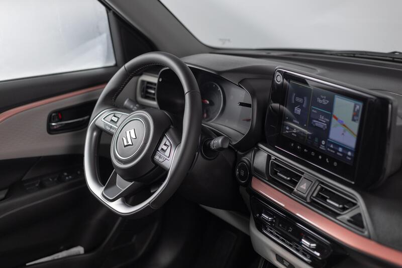 Suzuki Swift Hybrid serie speciale Sakura vista interni