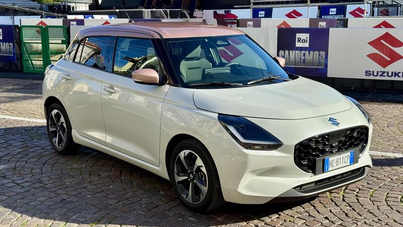 Suzuki Swift Sakura: la serie speciale ispirata al fiore di ciliegio debutta al Festival di Sanremo. Da 21.950 euro