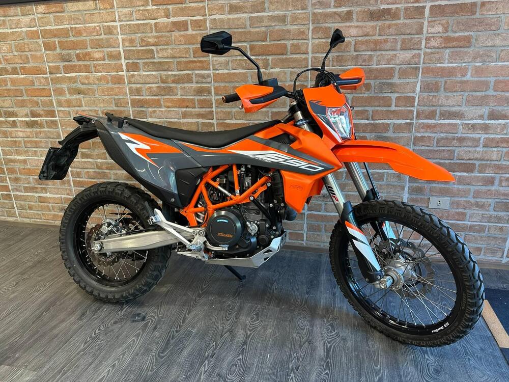 KTM 690 Enduro R (2021) (3)