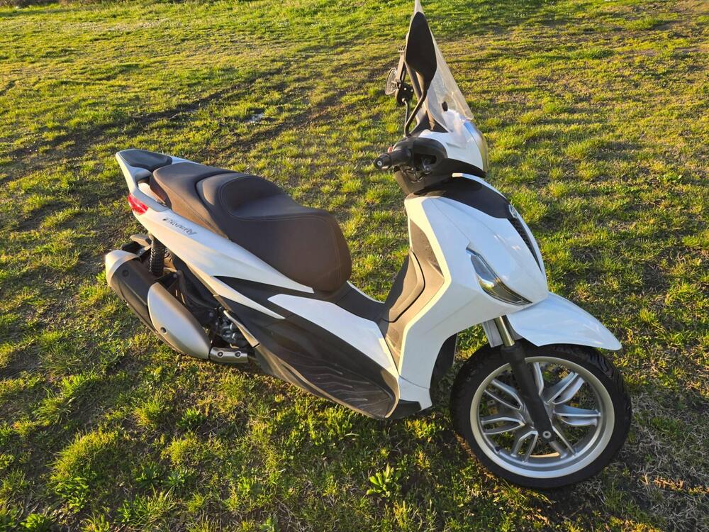 Piaggio Beverly 300 Hpe (2021) (2)