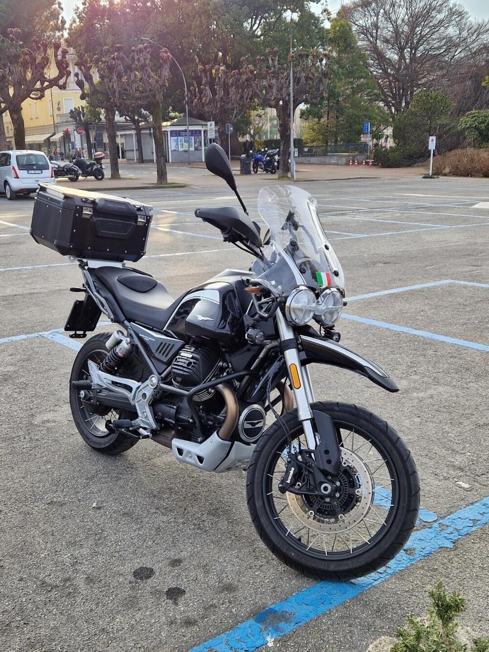 Moto Guzzi V85 TT Guardia d'Onore (2022 - 23) (3)