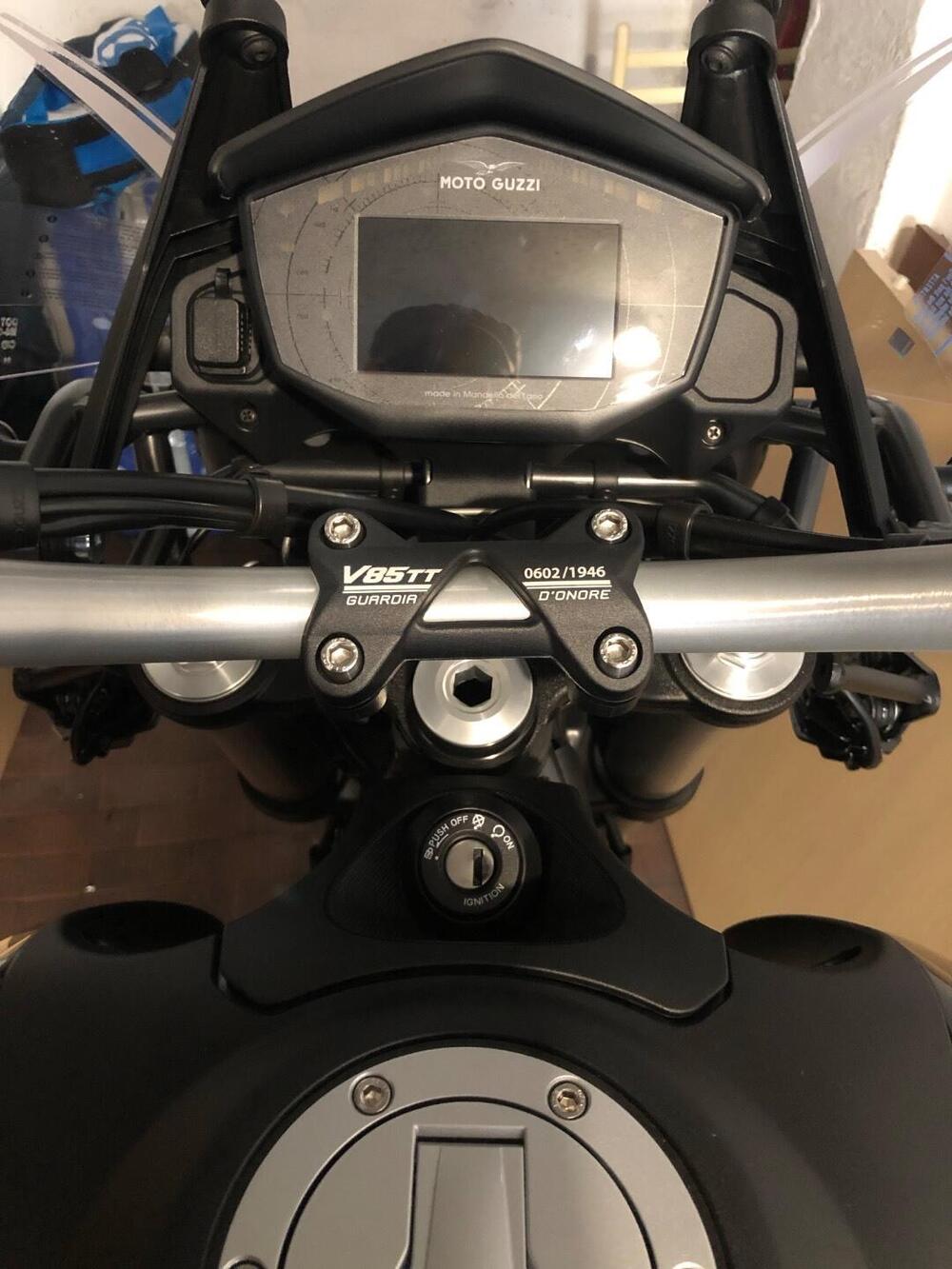 Moto Guzzi V85 TT Guardia d'Onore (2022 - 23) (6)