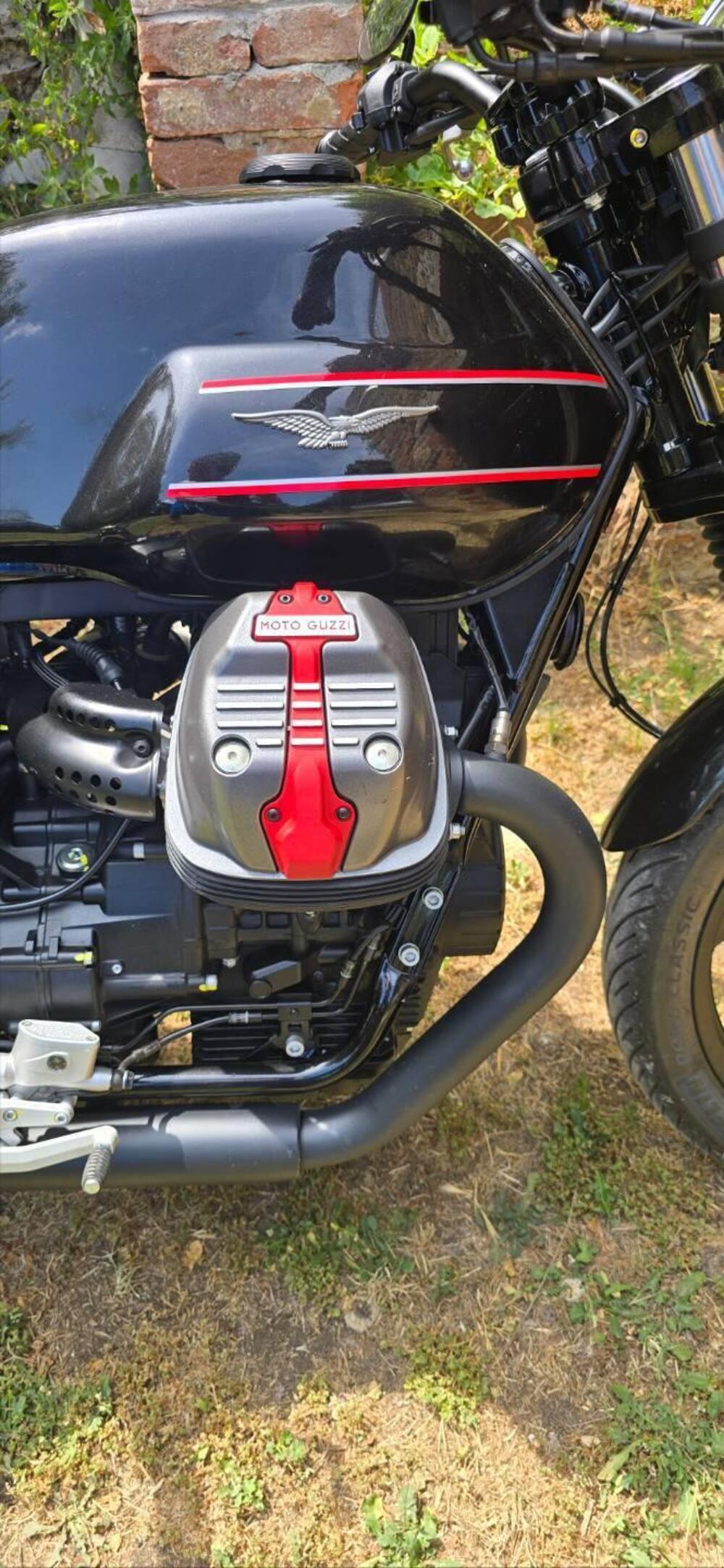 Moto Guzzi V7 Stone Special Edition (2022 - 25) (2)