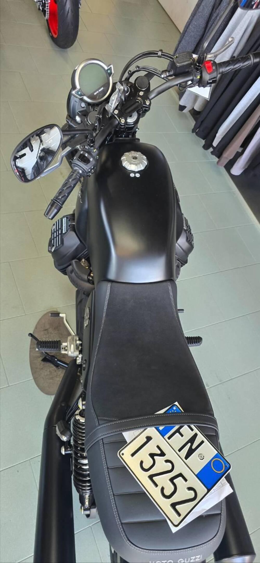 Moto Guzzi V7 Stone Special Edition (2022 - 25) (4)