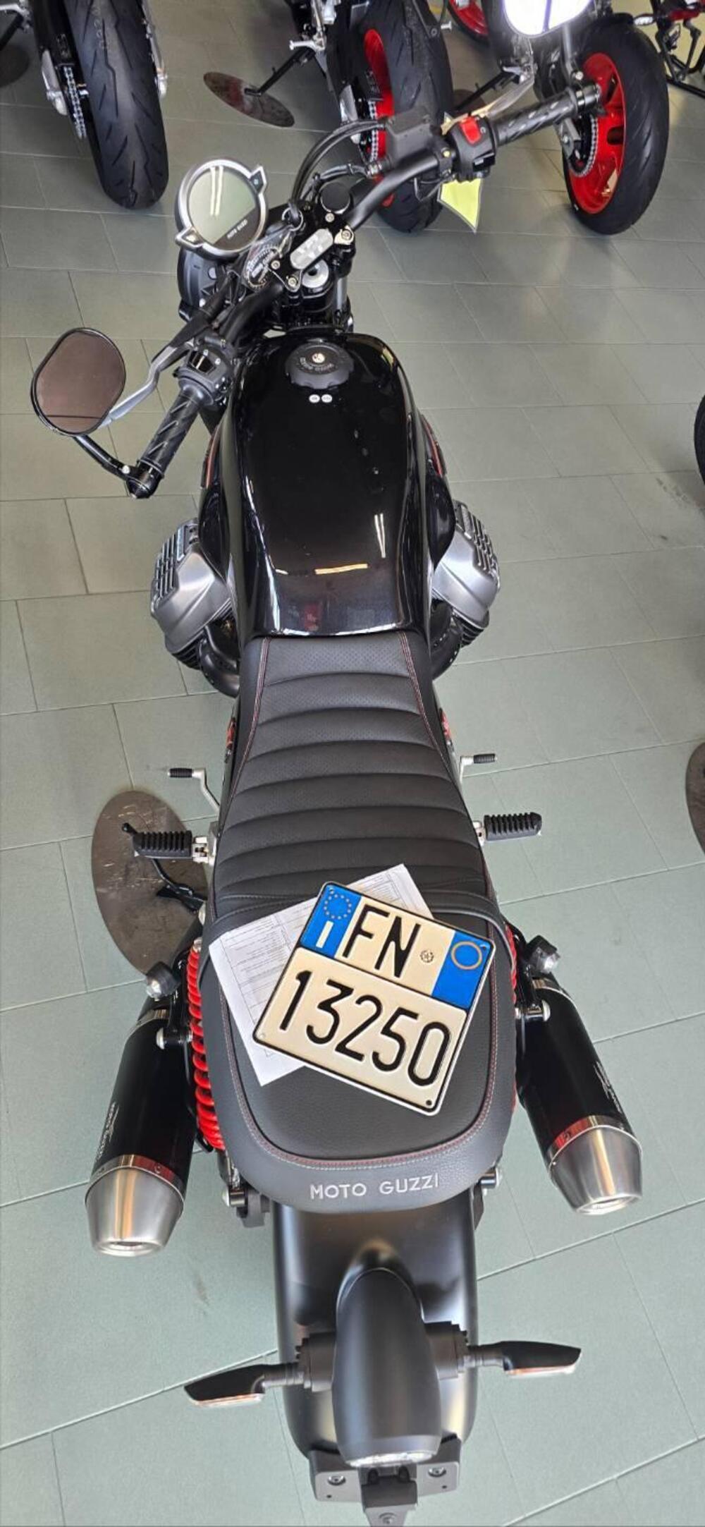 Moto Guzzi V7 Stone Special Edition (2022 - 25) (6)