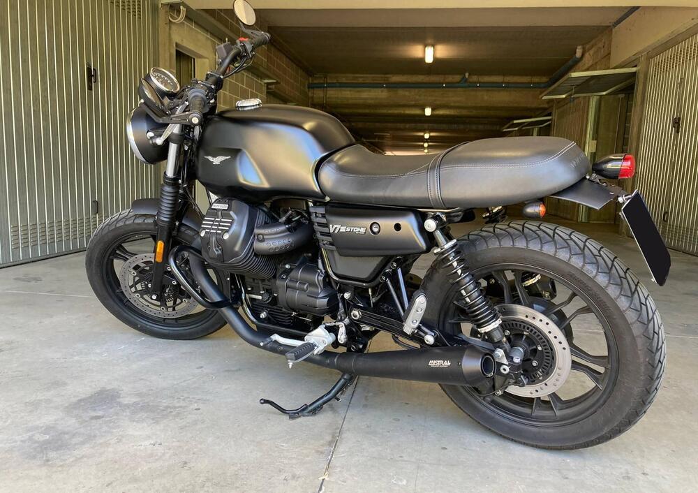 Moto Guzzi V7 III Stone (2017 - 20) (3)