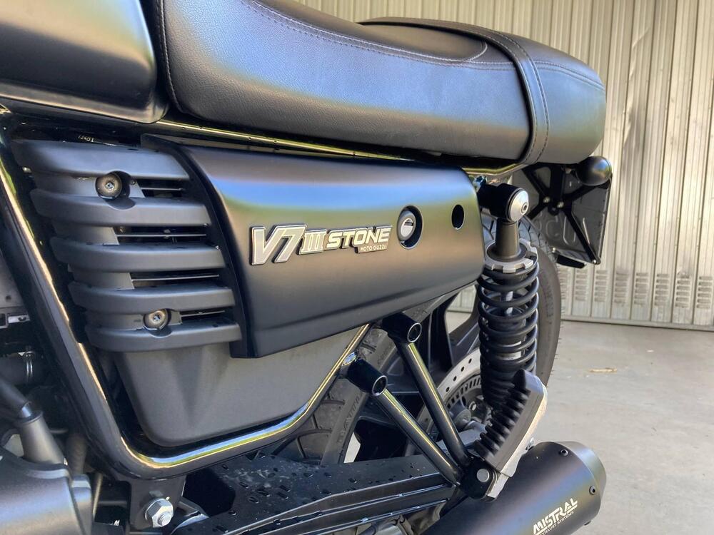 Moto Guzzi V7 III Stone (2017 - 20) (5)