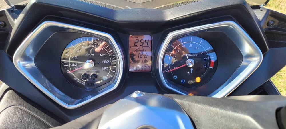 Yamaha X-Max 400 Iron Max ABS (2016) (4)