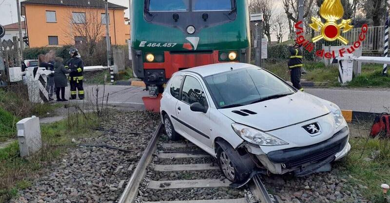 Abbiategrasso, auto sui binari travolta dal treno: 300 passeggeri bloccati
