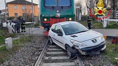 Abbiategrasso, auto sui binari travolta dal treno: 300 passeggeri bloccati