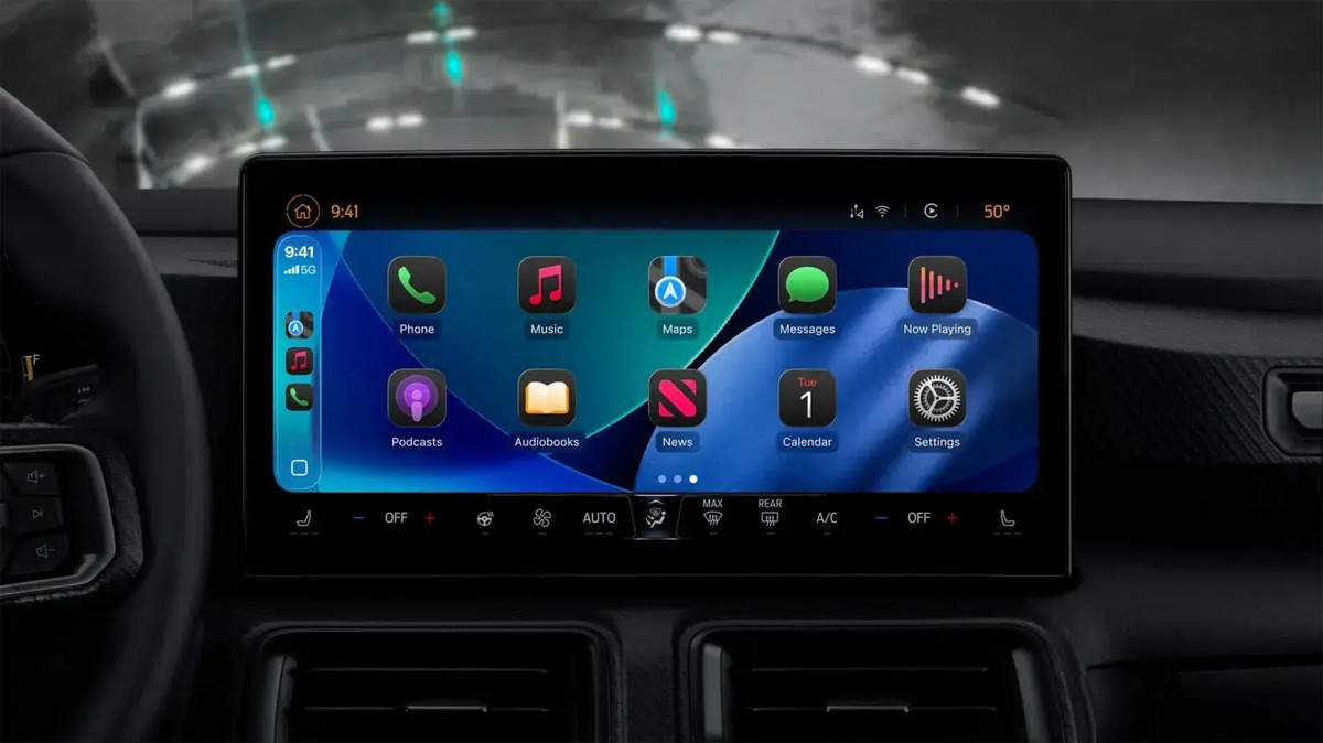 Apple CarPlay si apre all’AI: ChatGPT, Gemini e Claude arrivano in auto con iOS 26.4